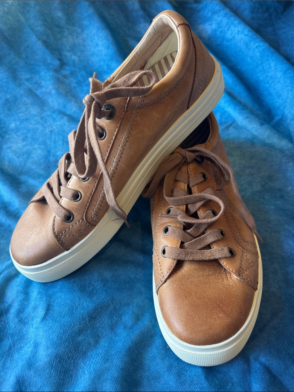 Classic Tan Leather Lace-Up Sneakers – Women’s Size 9